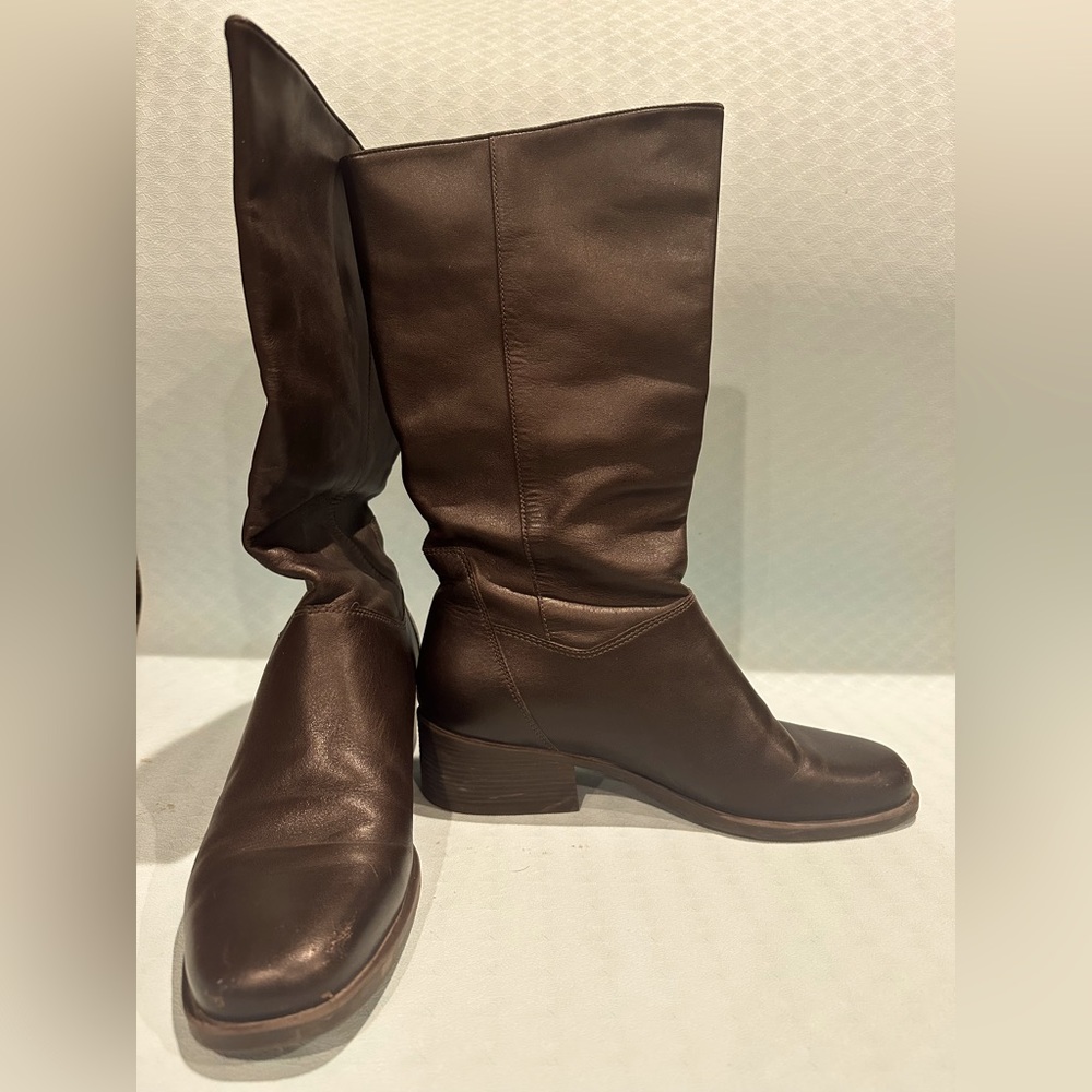 Like new Naturalizer leather top books. Super soft leather